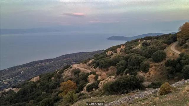 拥挤的橡皮船载着从土耳其逃难到莱斯沃斯岛的难民。看似短途旅程，却险象环生。(Credit: Zora O'Neill)