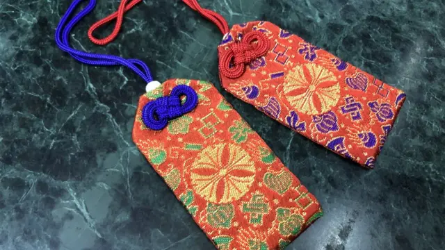 कांगितेनला वाहिले जाणारे बटवे