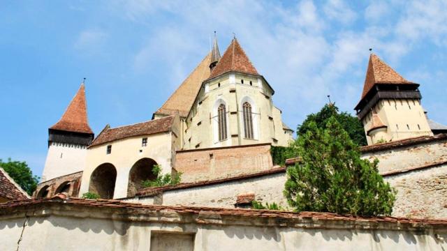 Церковь с 11-метровыми стенами для средневековых саксов была не только местом молитвы, но и безопасным убежищем