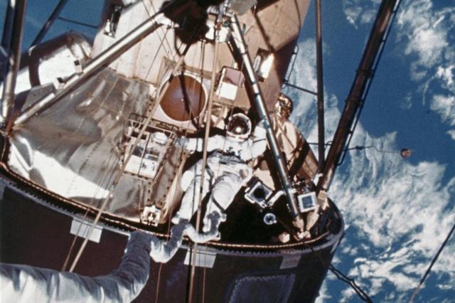 Una de las cuatro caminatas espaciales del Skylab 4.