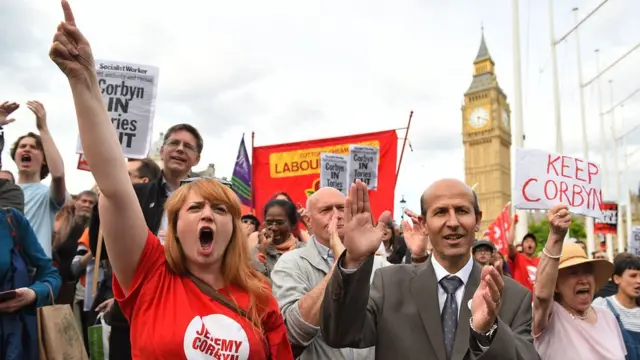 Los seguidores de Corbyn realizaron el lunes una manifestación a favor de Corbyn.