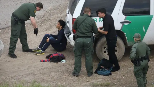 La captura de migrantes en la frontera de México y Estados Unidos bajó este año.