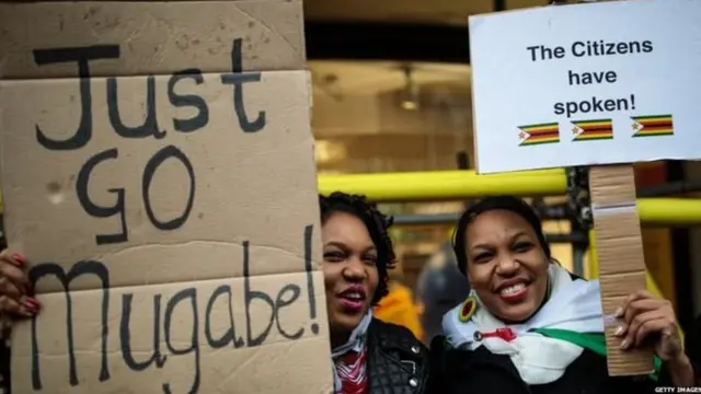 रॉबर्ट मुगाबे के इस्तीफ़े की मांग करते हुये लोगों का विरोध प्रदर्शन