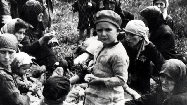 Una niña judía húngara con sus familiares en Auschwitz
