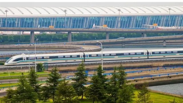 હાઈ સ્પીડ ટ્રેનની પ્રતીકાત્મક તસવીર