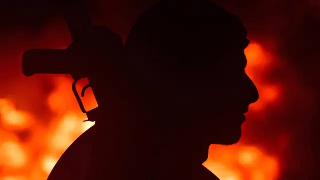 یکی از کردهای سوریه که در نبرد با داعش حضور دارد، در جشن نوروز که در نزدیکی روستای باغوز برگزار شد