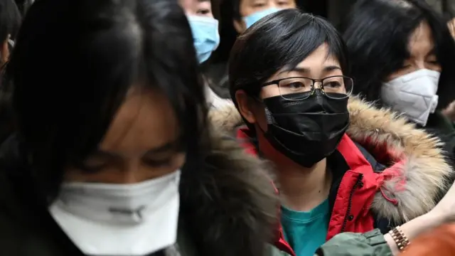 बेइजिङ विमानस्थलमा आइपुगेका यात्रुहरू