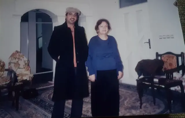 Paknoosh Kharaghani e a mãe, Eshrat, na sala de casa no Irã