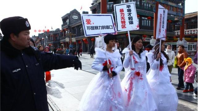 2012年，中國的幾名女權人士通過「帶血的婚紗」行為藝術，抗議家庭暴力。