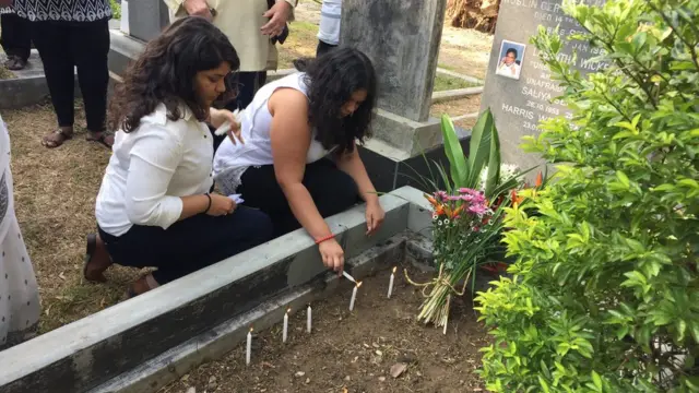 ලසන්ත වෙනුවෙන් ශෝකයට පත් පවුලේ ඥාතීන් සොහොනේ ඉටිපහන් දල්වන ලද මොහොත