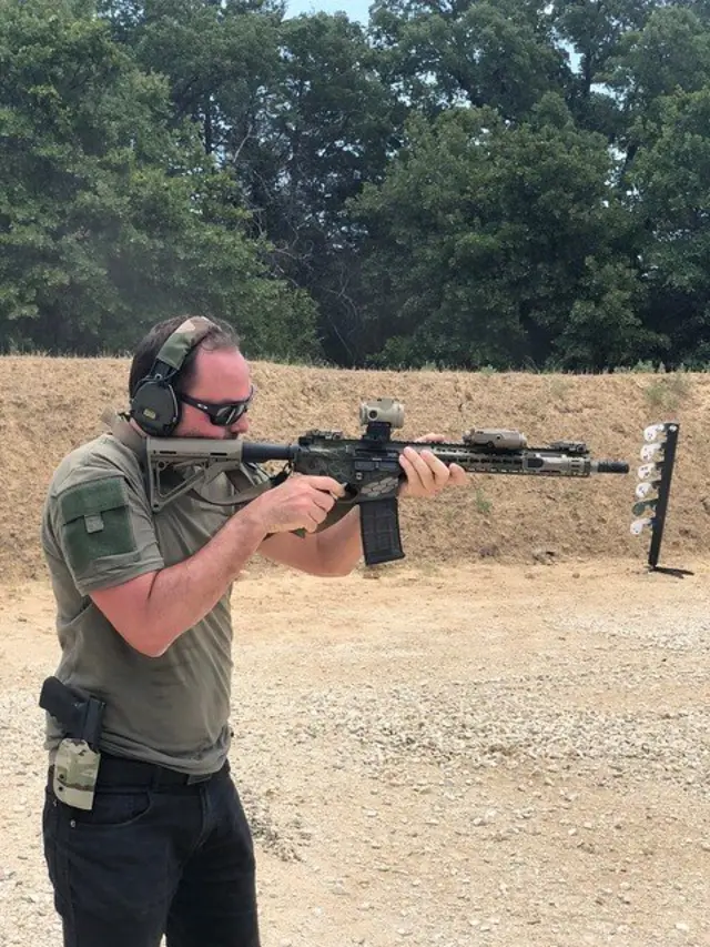 Carlos Bolsonaro atira