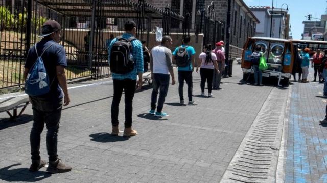 Personas hacen fila en Costa Rica
