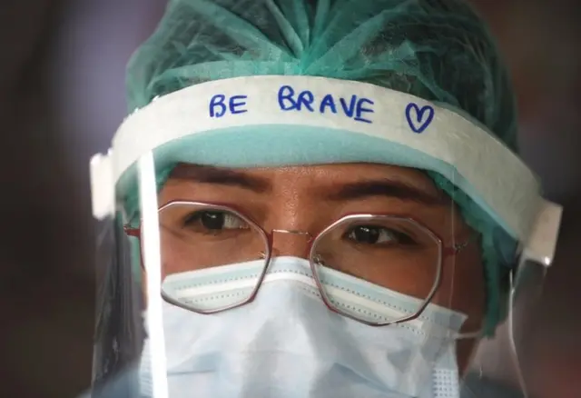 พยาบาลใส่อุปกรณ์ป้องกันการติดเชื้อ