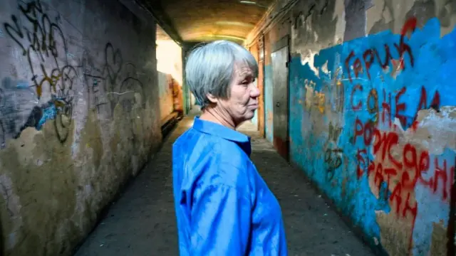 Mujer rusa en un callejón.