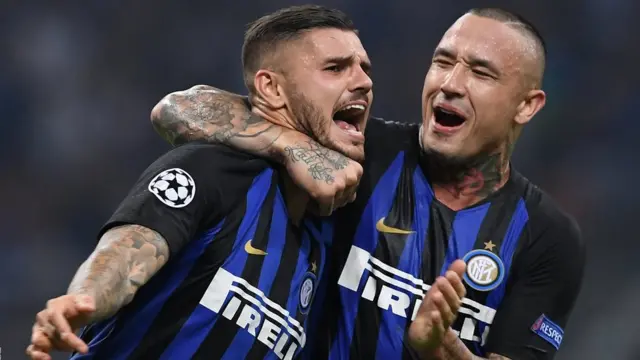 Mauro Icardo akisherehekea na Radja Nainggolan baada ya kufunga