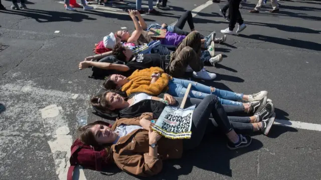 В Лондоне школьники заблокировали улицу перед парламентом