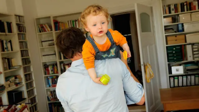 Дитина на плечі