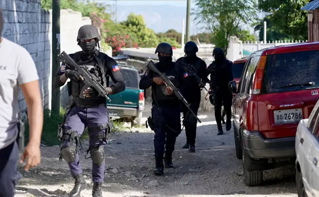 Policiais fortemente armados