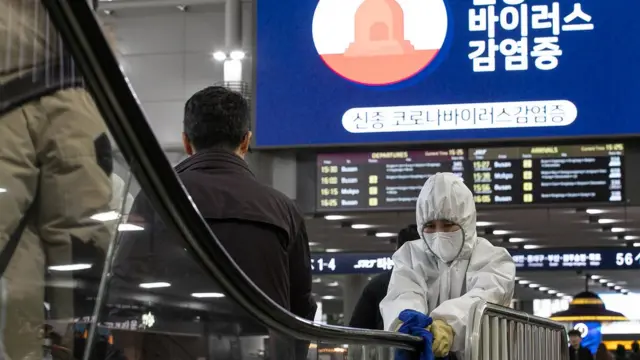 서울 강남구 수서역에서 역사 미화원들이 에스컬레이터 소독을 하고 있다