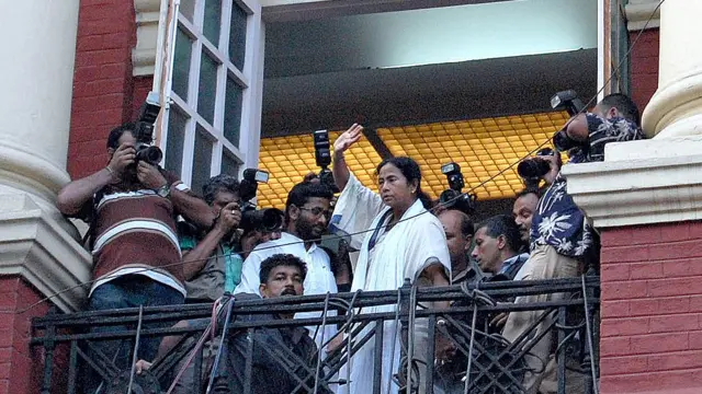 20 मई 2011 को पश्चिम बंगाल के मुख्यमंत्री पद की शपथ लेने के बाद राइटर्स बिल्डिंग से हाथ हिलाकर समर्थकों का अभिवादन करतीं ममता बनर्जी