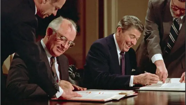 शीतयुद्ध संपवण्यासाठी आण्विक अस्त्र कमी करण्याच्या करारावर सह्या करताना गोर्बाचेव्ह आणि अमेरिकेचे तत्कालीन राष्ट्राध्यक्ष रोनाल्ड रिगन