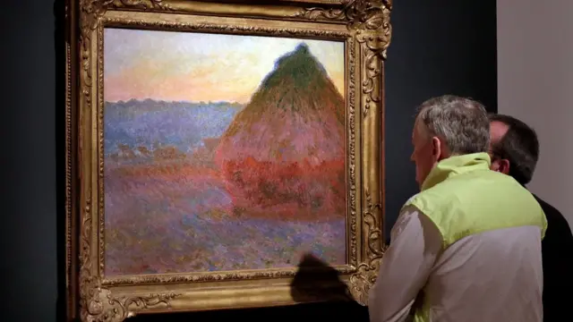 Dos hombres observan el cuadro "Meule" de Monet