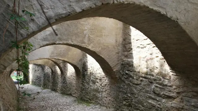 Un camino con arcos que lleva a la "prisión marital" de