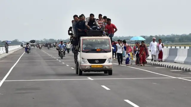 भारत में सबसे लंबे पुल का उद्घाटन हुआ है जिससे सैनिकों और साज़ो सामान की त्वरित तैनाती हो सकेगी