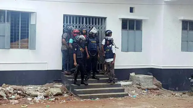 পুলিশ বলছে, গোপন সংবাদের ভিত্তিতে তারা গাজীপুরের এই বাড়িতে অভিযান চালায়