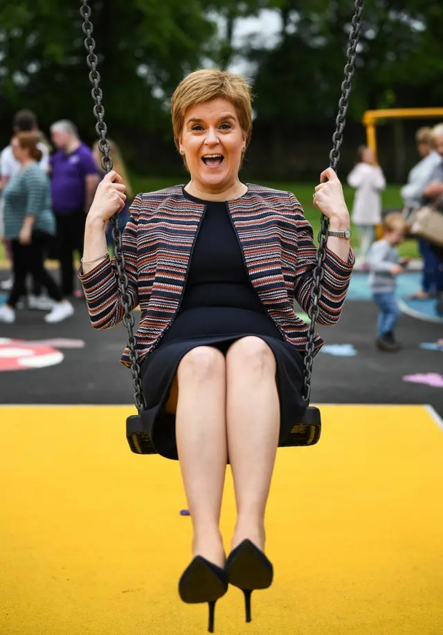 苏格兰首席部长妮科拉·斯特金（Nicola Sturgeon）在邓弗姆林（ Dunfermline）参加一个儿童游乐场的揭幕仪式。