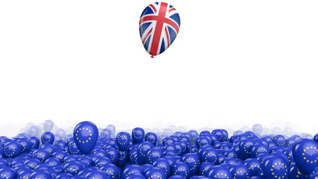 Шар с британским флагом, улетающий от поля шаров с флагом ЕС