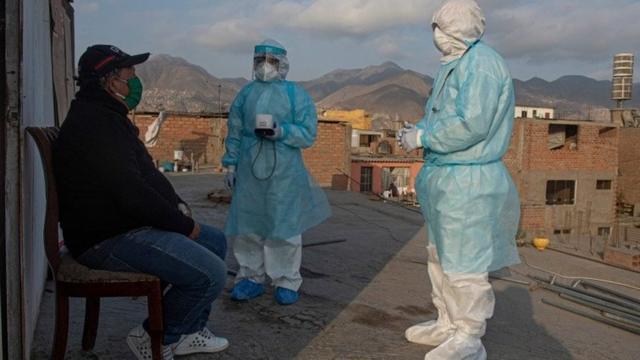 Медики тестируют жителя пригорода Лимы