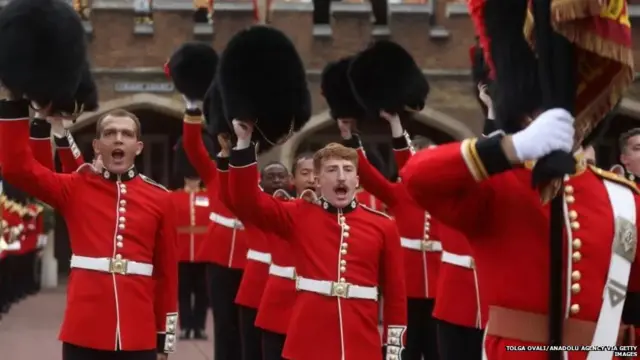 द बैंड ऑफ़ द कोल्डस्ट्रीम गार्ड्स ने घोषणा को सलामी दी.