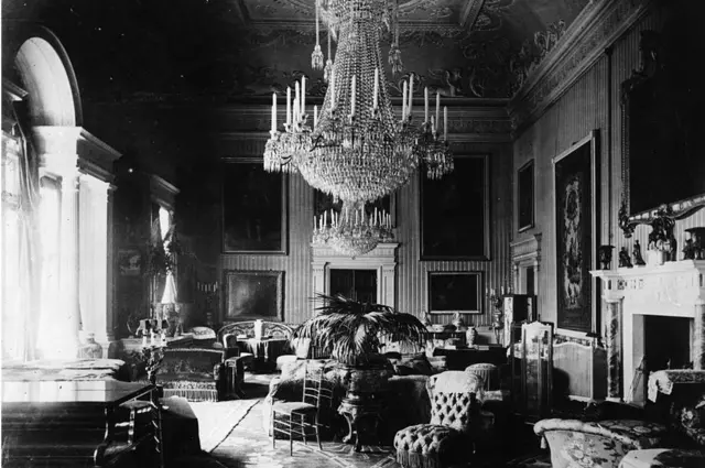 Grandes lámparas de cristal con velas