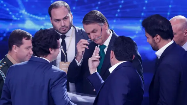 Bolsonaro e aliados, incluindo o ex-juiz e atual senador Sergio Moro no debate da Band em 16 de outubro