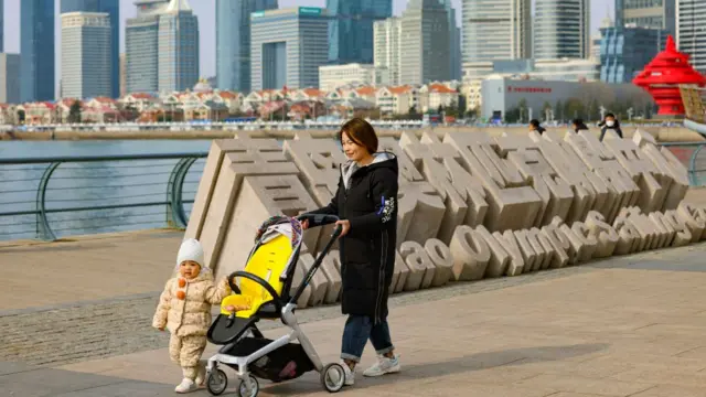 Жінка з дитиною біля води