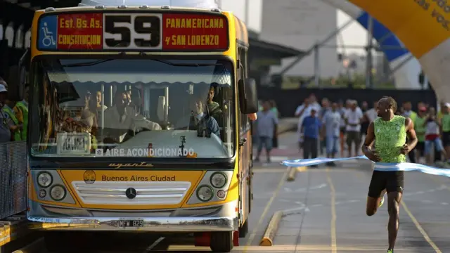 Usain Bolt derrota al autobús