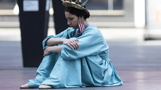 Миллионы американцев лишились работы из-за локдаунов. Эпидемия унесла более 200 тысяч жизней