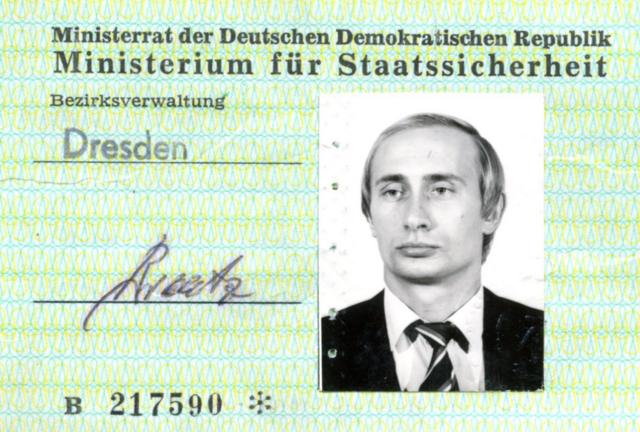 旧東ドイツの秘密警察シュタージが発行したというこの身分証を取得した当時、ウラジーミル･プーチン氏は33歳だった