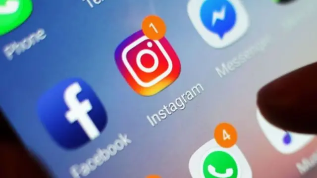 Logo Facebook et Instagram sur un écran