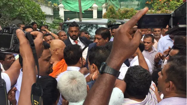 හිටපු ඇමතිවරයා සිය නිවස අසල රැස්ව සිටි ආධාරකරුවන් සමඟ