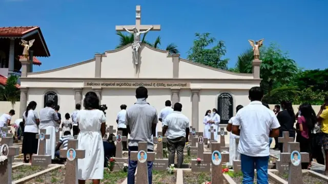 অনেকে মনে করেন ২০১৯-এ শ্রীলংকার চার্চ ও হোটেলে আত্মঘাতী হামলার পর মুসলিমদের ভীতির পাত্র হিসেবে দেখা হচ্ছে।