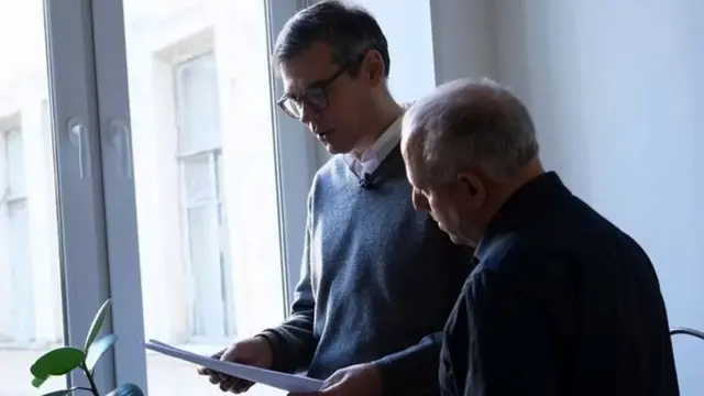 Намойиш пайтида Денис ҳибсга олиниб, 10 кунни тергов изоляторида ўтказди.