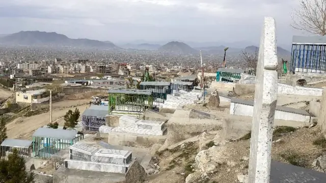 برای بسیاری‌ها در افغانستان قرنطینه، به شمشیر دو دم می‌ماند. از یک‌طرف اگر مانع گسترش ویروس کرونا می‌شود، از طرف دیگر مانع کسب‌ و درآمد شده است.