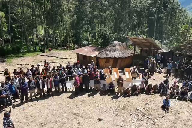 Una multitud preparada para los trabajos de rescate en Papúa Nueva Guinea tras el deslizamiento de tierra.