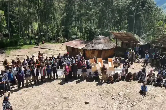 Una multitud preparada para los trabajos de rescate en Papúa Nueva Guinea tras el deslizamiento de tierra.