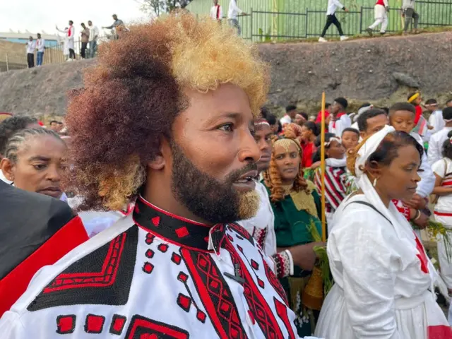 Ga'eessa uffannaa aadaan faayamee, rifeensallee halluu dibatee iddoo Irreechaatti argame, qalbii namootaa booji'e