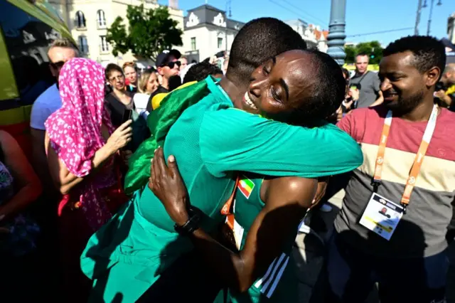 Atileet Amaanee Bariisoon yeroo Shaampiyoonaa Budaapesitti warqii injifattee leenjisaa Gammadoon gammachuu isaanii waliin ibsan
