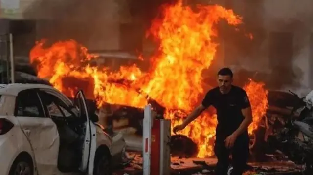 Ku musi intambara itangura, hari ku wa gatandatu, ibisasu vya rokete bitari bike vyatewe ku gisagara ca Ashkelon kiri mu bumanuko bwa Israel, bihitana nibura abantu 40. 