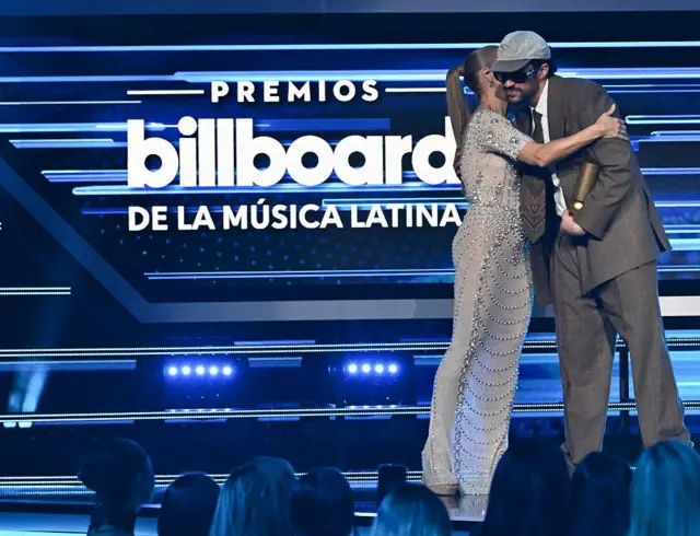 أولغا تانون وباد باني في حفل توزيع جوائز بيلبورد للموسيقى اللاتينية لعام 2025 الذي أقيم في مسرح فيلمور ميامي بيتش في 23 أكتوبر 2025 في ميامي بيتش، فلوريدا.